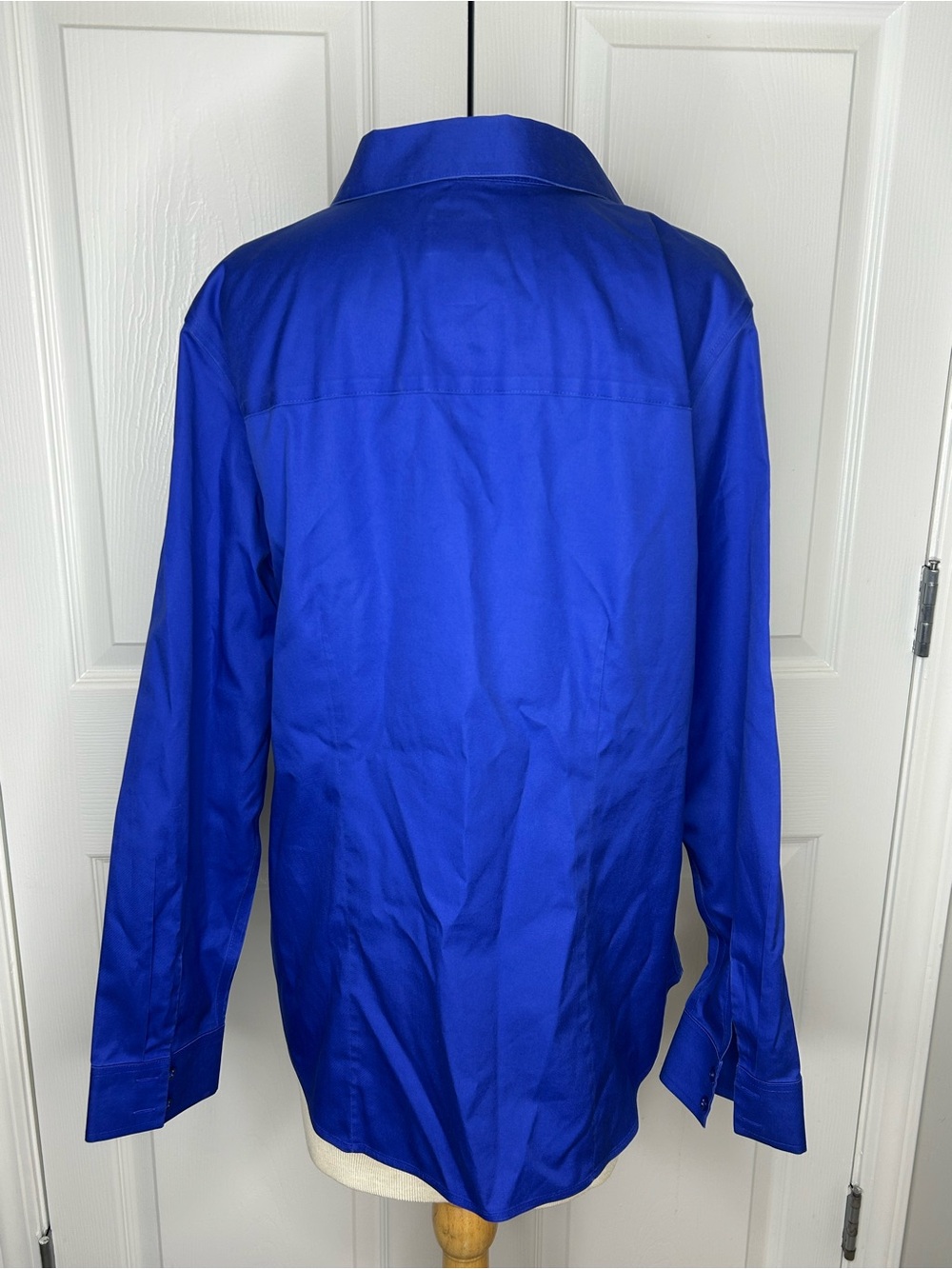 Chico’s No-Iron Royal Blue Button Front Shirt Long Sleeve Size 1 - Picture 3 of 9